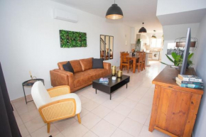 estéa - Olympia's SkyView Townhouse with a Pool